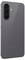Vue arrière d'un smartphone Samsung gris foncé avec trois caméras arrière et un flash dans un module vertical, présenté en angle.