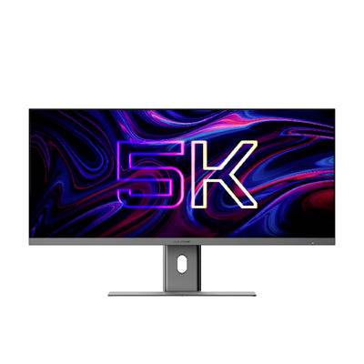 Un moniteur ultra-large affichant « 5K » en rose néon et bleu sur un fond abstrait sombre.