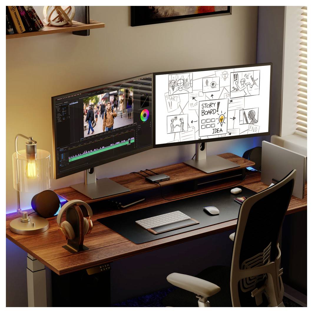 Configuration de montage vidéo et de storyboard sur deux moniteurs sur un bureau, avec un éditeur de timeline sur un écran et des croquis étiquetés « STORY BOARD » et « FIN » sur l'autre.