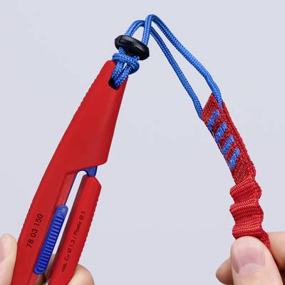 Gros plan d'un outil de tension de corde rouge tenant un cordon bleu, avec une boucle tissée rouge sur la droite et une main saisissant la poignée.