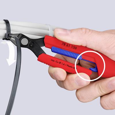 Main utilisant un outil de serre-câble rouge pour serrer un collier de serrage noir autour de câbles blancs regroupés, avec une flèche blanche indiquant le mouvement.