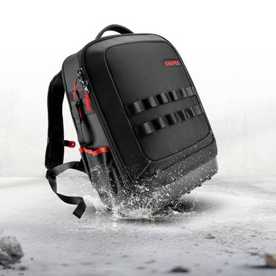 Sac à dos KNIPR noir avec des accents rouges éclaboussant dans l'eau, présenté debout sur une surface blanche.