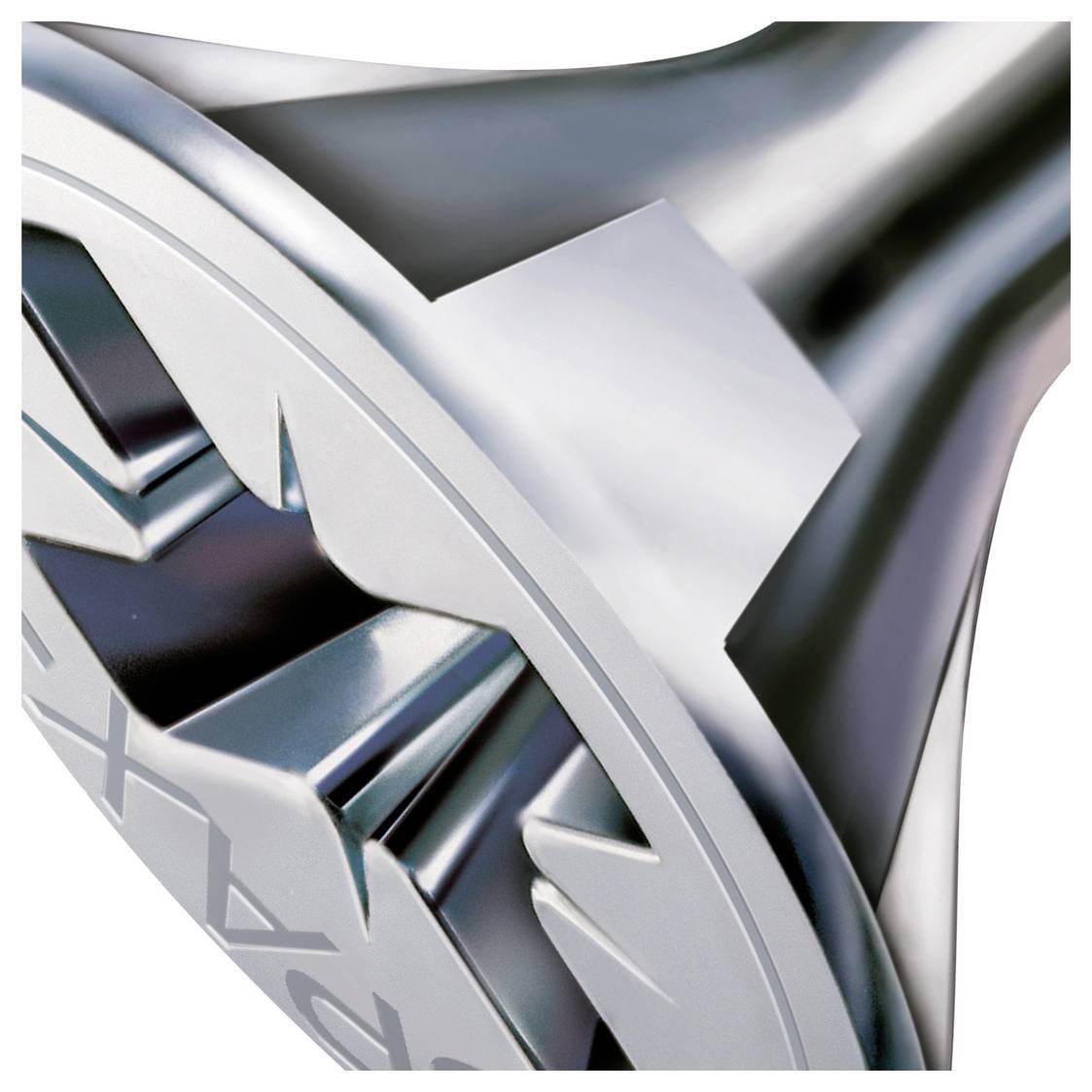 Logo ou emblème 3D métallique abstrait avec des formes courbes et angulaires argentées et gris foncé sur un fond blanc.