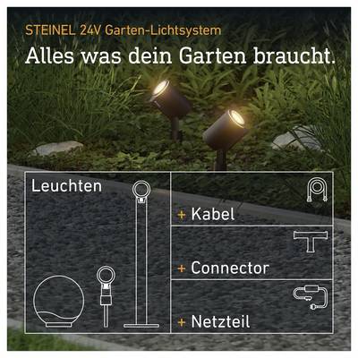 Image promotionnelle du système d'éclairage de jardin STEINEL 24V, présentant des projecteurs de jardin illuminés et les composants inclus : luminaires, câble, connecteur et alimentation électrique.