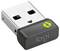Gros plan d'un dongle récepteur sans fil USB Logitech avec un capuchon noir et un connecteur USB argenté.