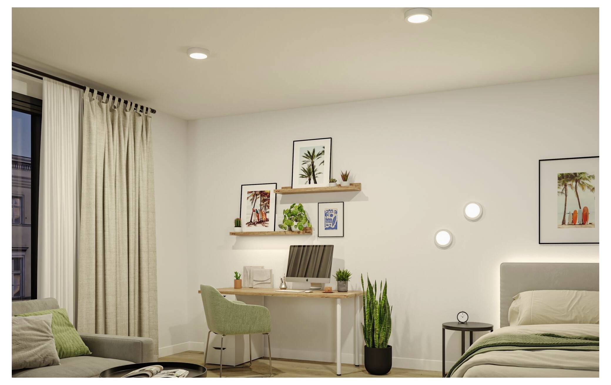 Une chambre à coucher moderne et confortable avec un lit, un bureau, une chaise verte, des plantes, de l'art mural et des rideaux dans un intérieur minimaliste doucement éclairé.