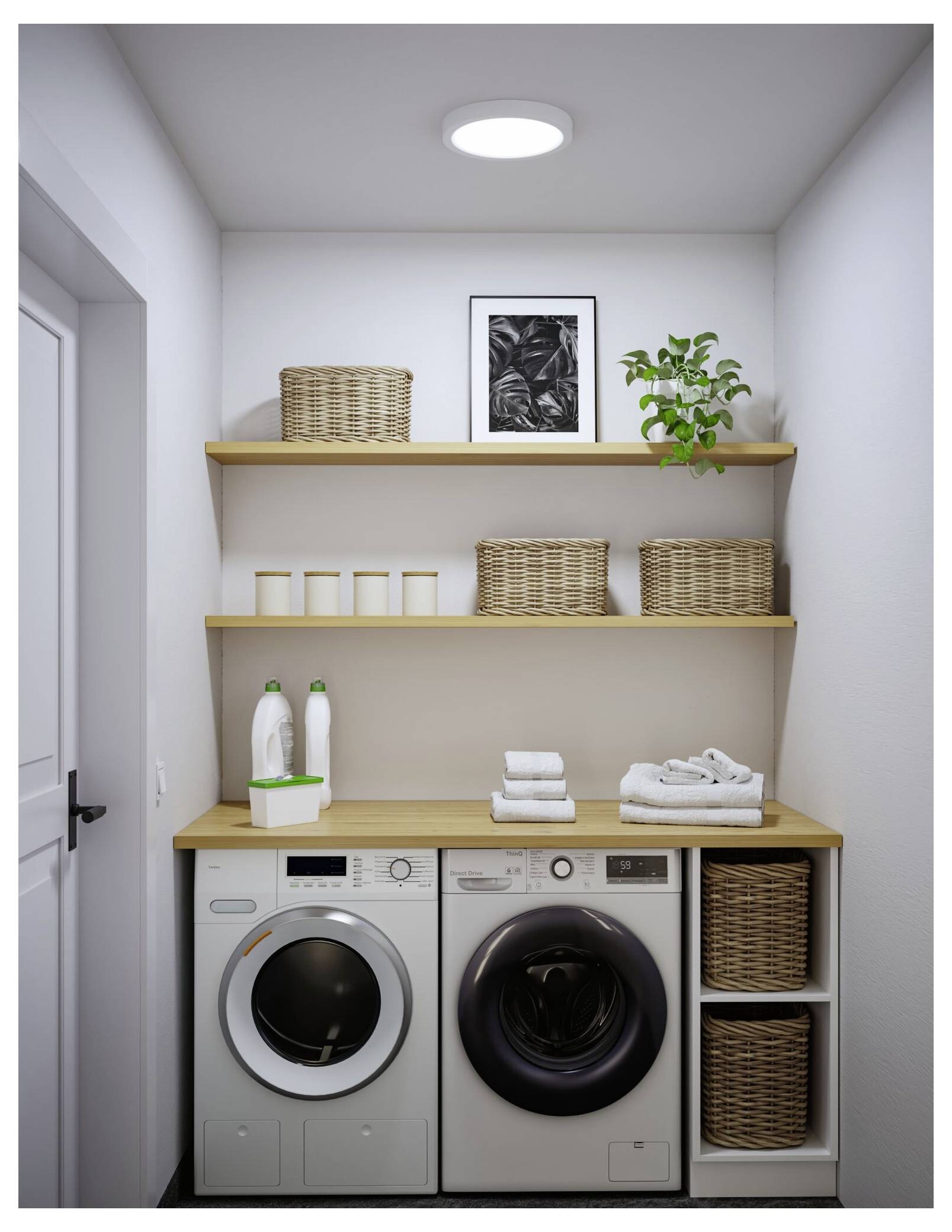 Petite buanderie avec lave-linge et sèche-linge sous des étagères en bois, paniers en osier, serviettes, produits de lessive et une petite plante.