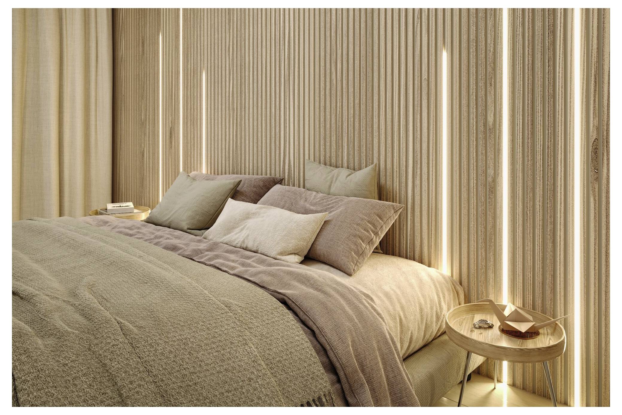Chambre à coucher moderne et douillette avec un lit bien fait, une literie neutre en plusieurs couches, et une petite table de nuit ronde à côté de panneaux muraux en lames de bois verticales.