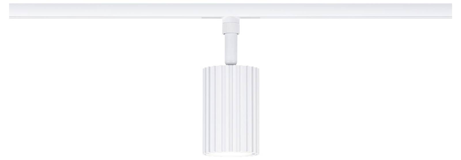 Lampe suspendue cylindrique blanche accrochée à un rail de plafond sur un fond blanc uni.
