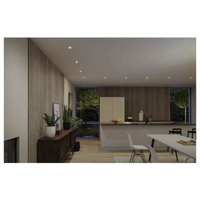 Cuisine ouverte et salle à manger modernes avec murs à lattes de bois, comptoir îlot, chaises blanches, plantes d'intérieur et grandes fenêtres donnant sur la verdure.