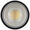 Gros plan d'un spot LED encastré circulaire avec un anneau extérieur noir et un diffuseur à motif alvéolaire, émettant une lumière jaune chaud.