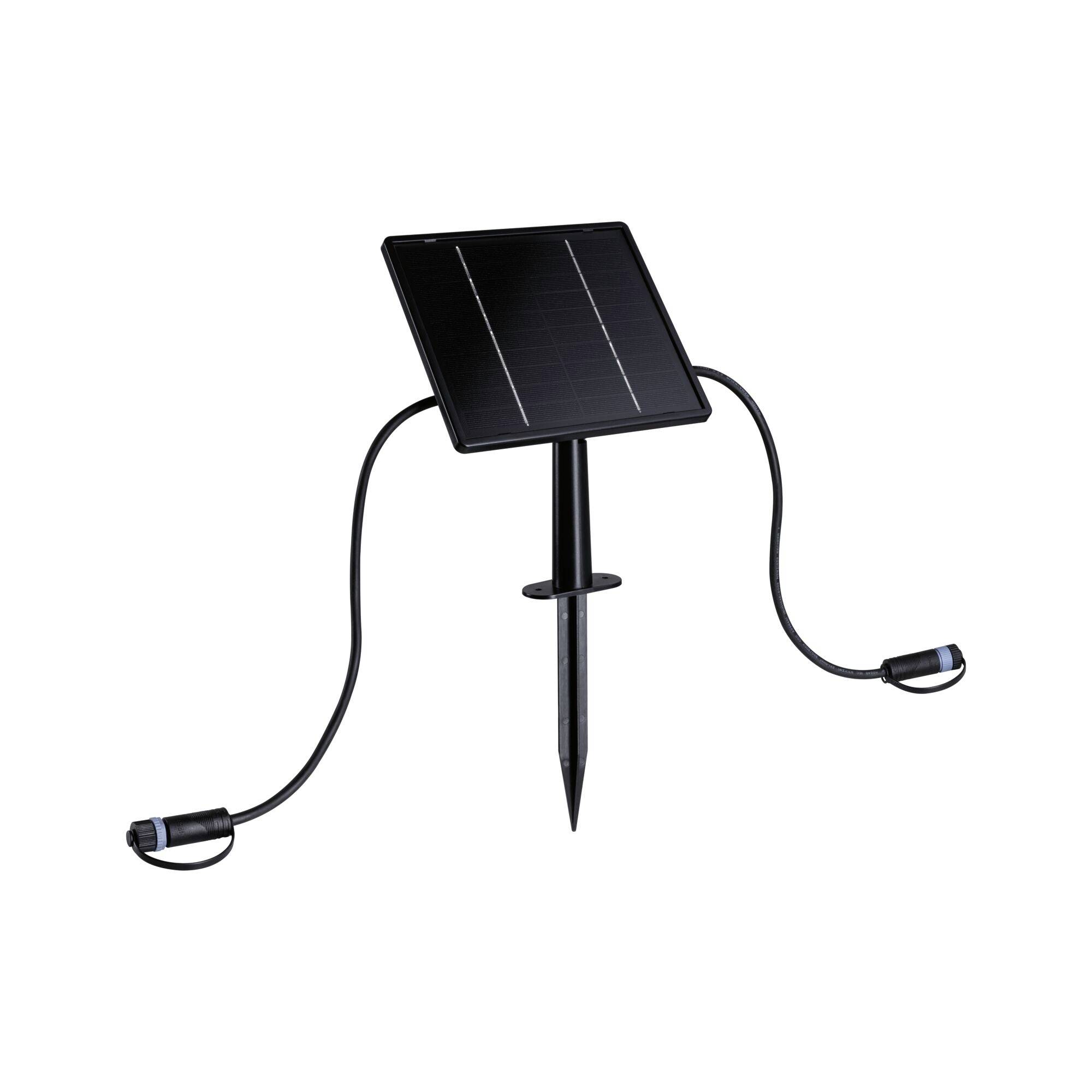Lampadaire de jardin alimenté par l'énergie solaire avec un panneau carré noir sur un piquet et deux luminaires LED avec câbles attachés.