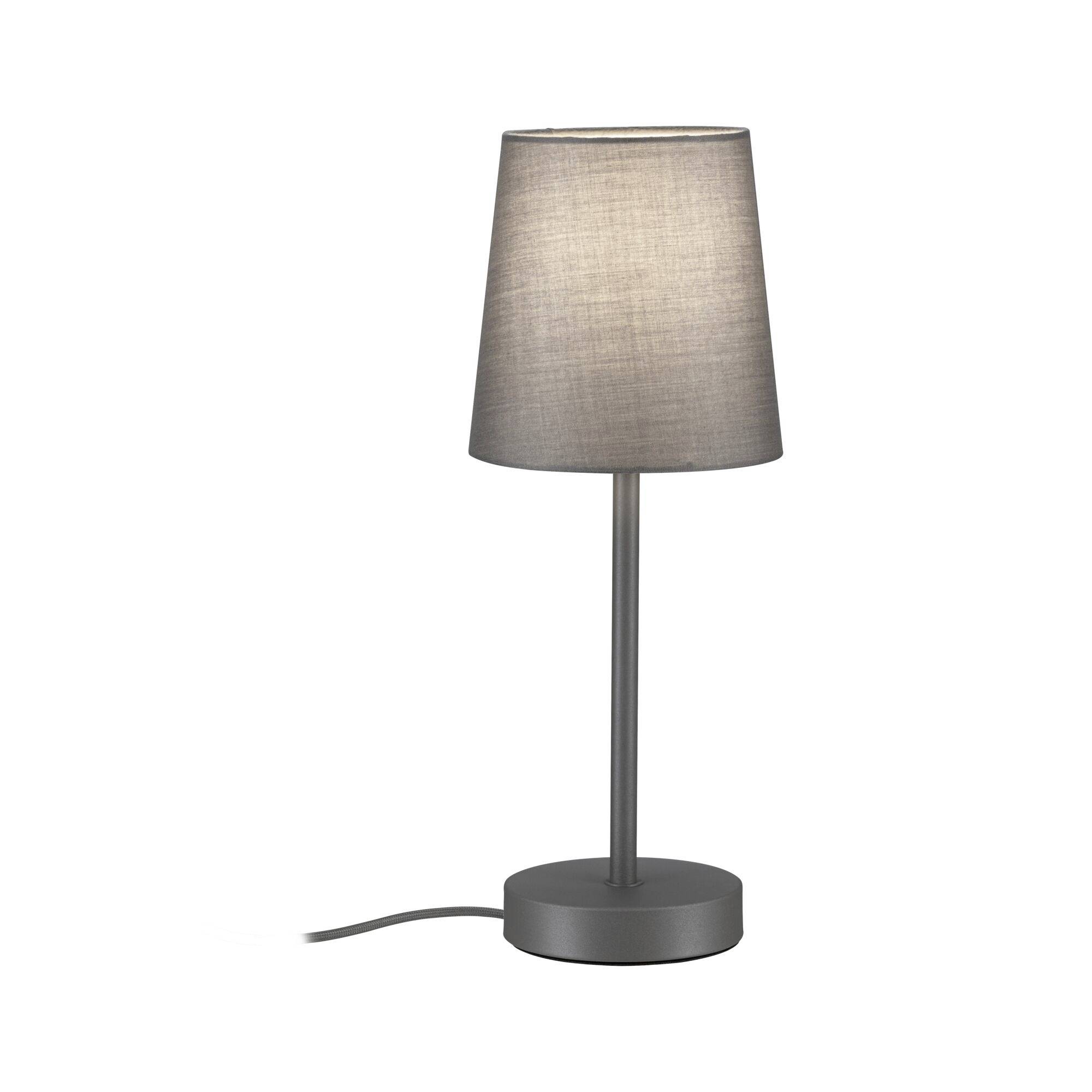 Lampe de table noire moderne avec un abat-jour en tissu gris et cordon d'alimentation visible sur fond blanc.