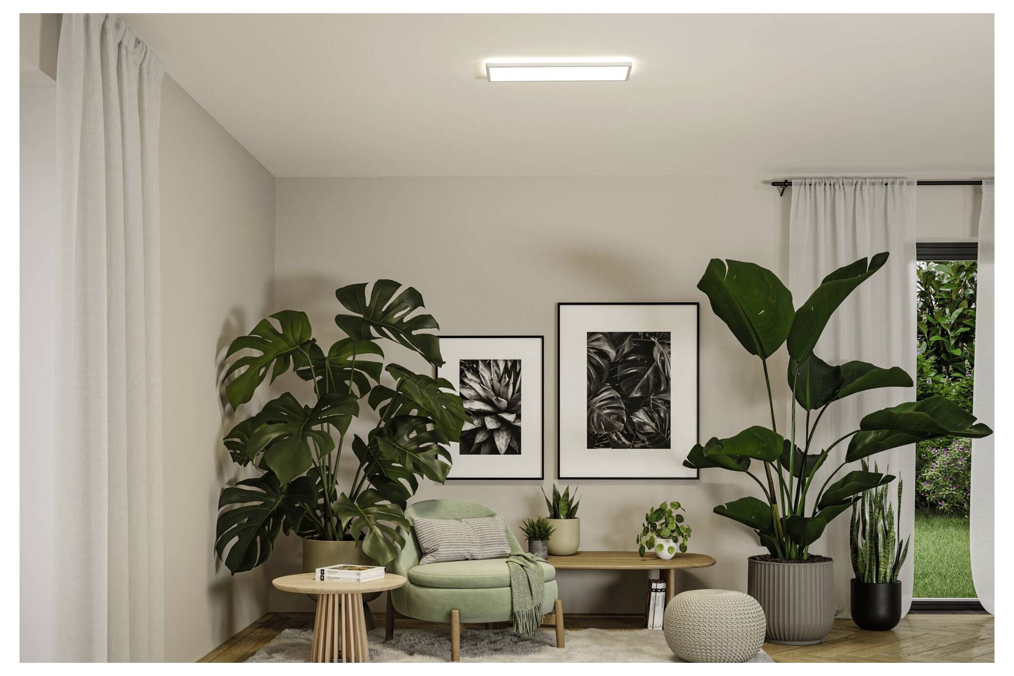 Salon moderne avec un fauteuil vert, des tables en bois, de grandes plantes en pot, des cadres d'art botanique, et une porte coulissante donnant sur le jardin.