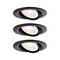 Trois projecteurs encastrés orientables de plafond noirs avec des ampoules allumées sur un fond blanc.