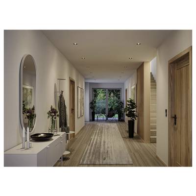Couloir moderne avec table console, miroir, œuvre d'art, plantes, escalier et portes vitrées donnant sur une terrasse de jardin.