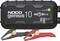 Chargeur de batterie NOCO Genius 10 avec pinces noires et rouges connectées, affichant les voyants d'état de charge et les indicateurs de mode.