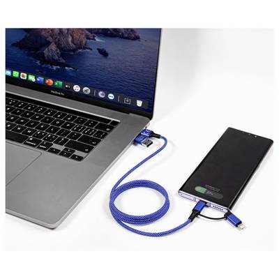 Un ordinateur portable chargeant un smartphone via un câble USB bleu sur une surface blanche, montrant les deux appareils connectés pour un transfert de données ou d'alimentation.