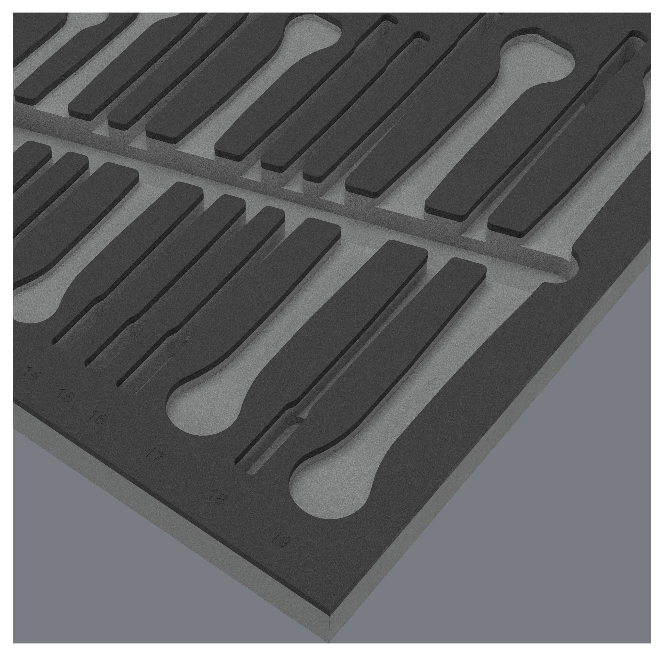 Gros plan d'un plateau moulé noir avec plusieurs longs espaces et des découpes en forme de poignée, probablement utilisé pour organiser les outils ou les couverts.