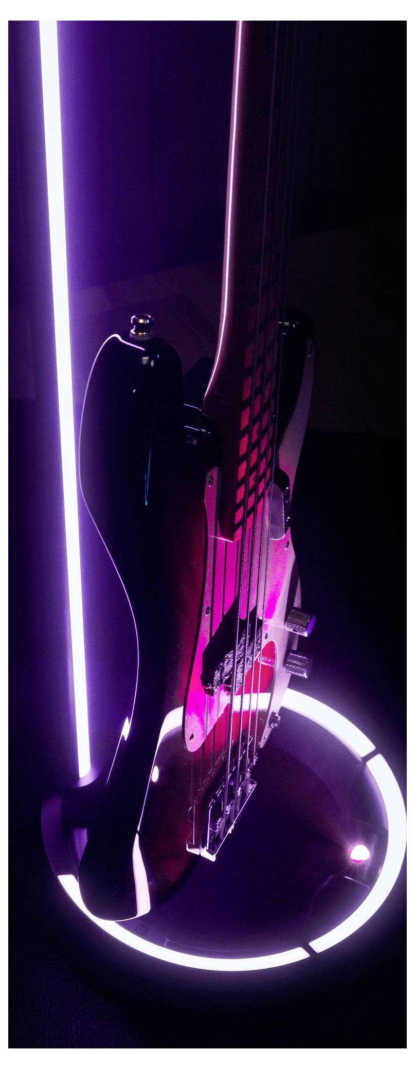 Guitare électrique debout verticalement sur une base lumineuse circulaire néon brillante avec rétroéclairage violet et rose