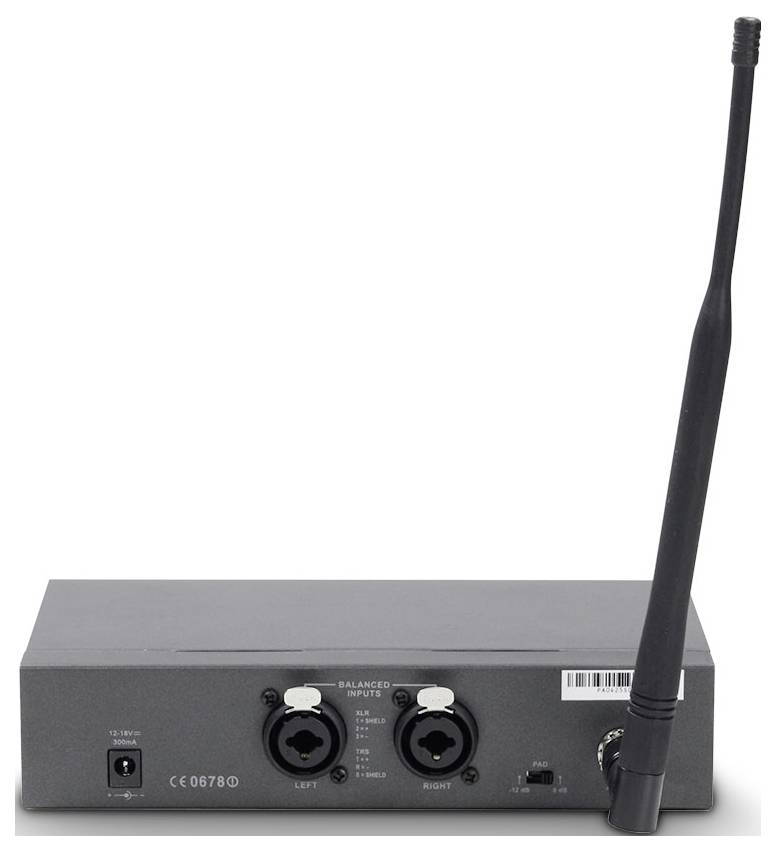 Récepteur audio sans fil noir avec deux entrées XLR, interrupteur d'alimentation, étiquette code-barres et une longue antenne sur le côté droit.