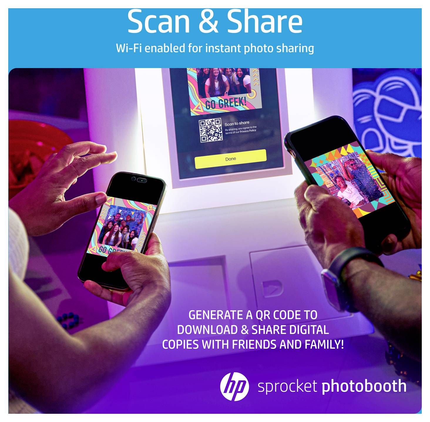 L'écran de la cabine photo HP Sprocket affiche « Numériser et partager » et un code QR pour télécharger et partager des photos, avec deux personnes utilisant des smartphones pour le scanner.
