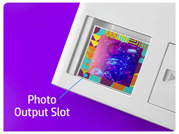 Illustration d'une imprimante ou d'une borne de tirage photo montrant une « Fente de Sortie Photo » d'où émergent les photos imprimées.