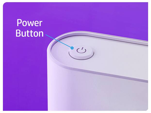 Gros plan du coin supérieur d'un appareil avec un bouton "Power Button" étiqueté et une flèche pointant vers l'icône d'alimentation ronde sur un fond violet.