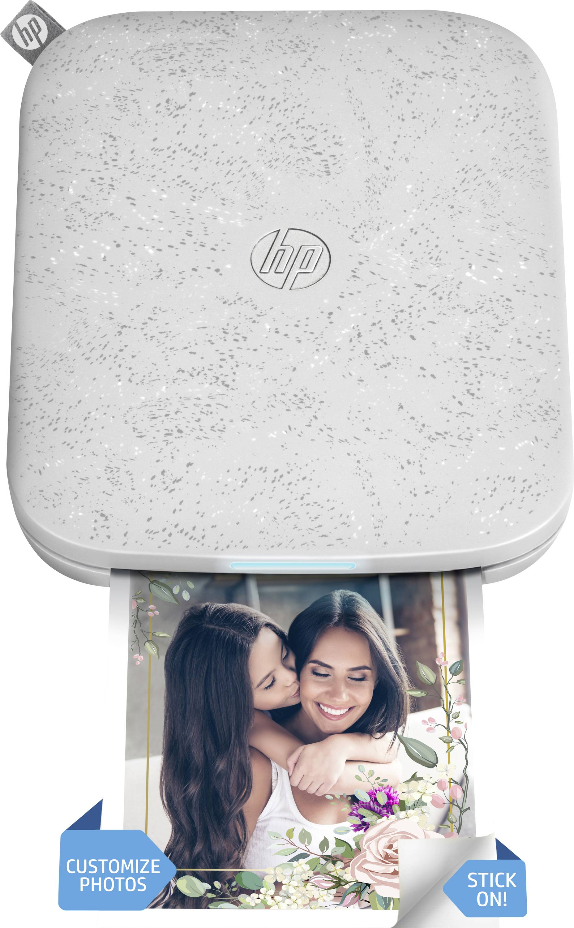 Imprimante photo portable HP imprimant une photo de deux femmes souriantes, avec les étiquettes « PERSONNALISEZ VOS PHOTOS » et « À COLLER ! ».