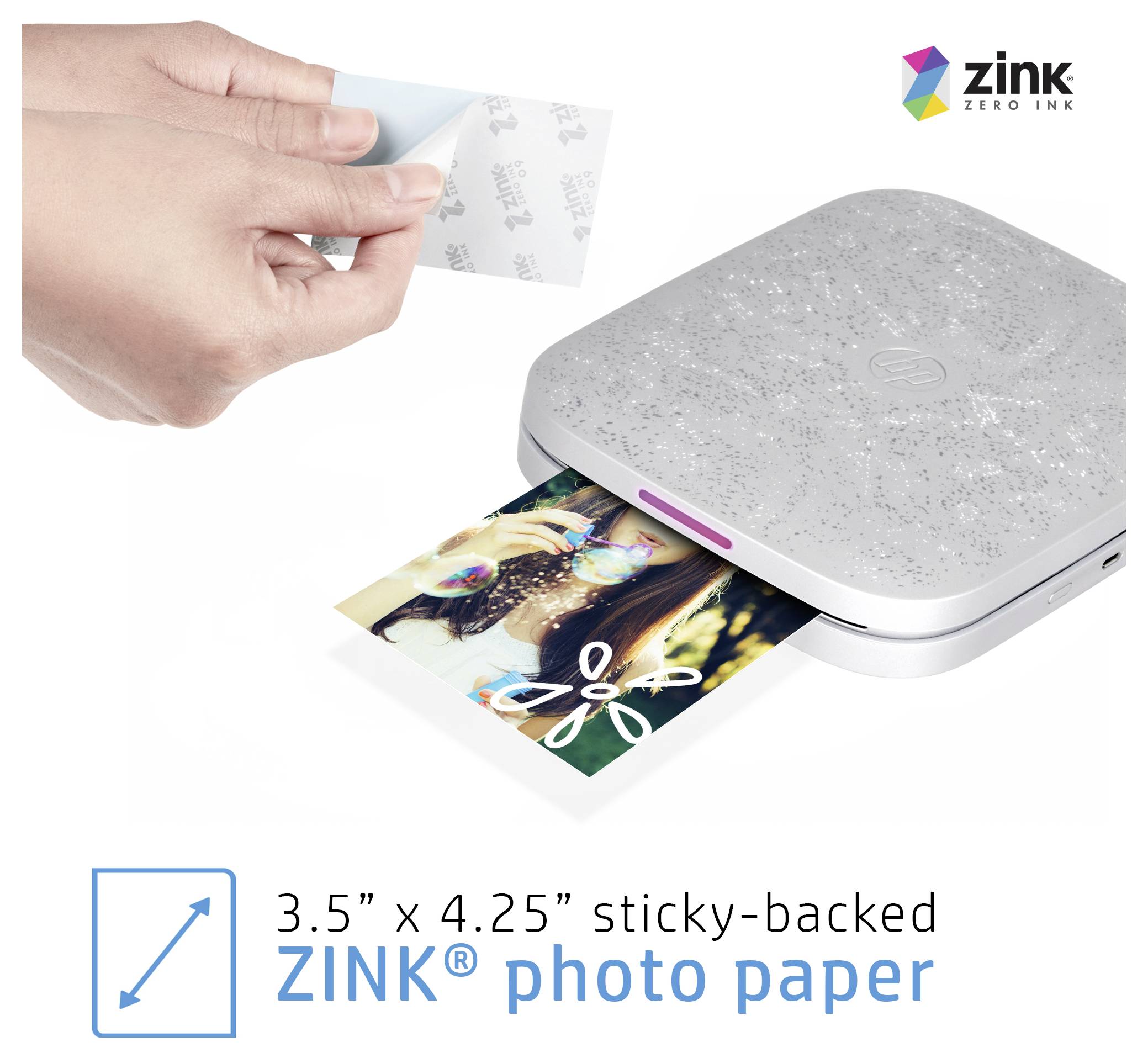 La main retire le film adhésif d'un papier photo ZINK étant imprimé à partir d'une imprimante photo compacte ; le texte indique papier photo ZINK adhésif 3,5 x 4,25.