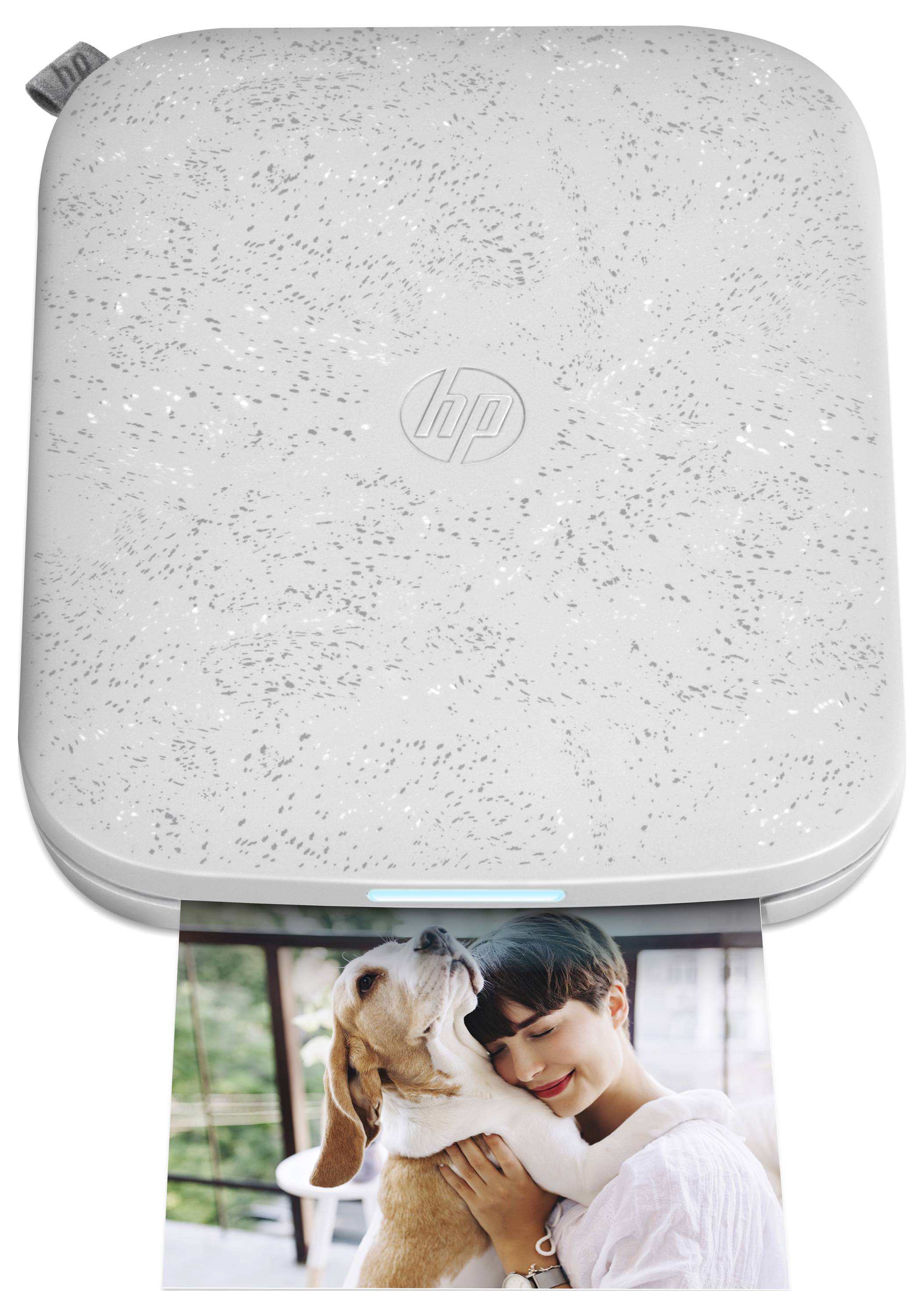 Imprimante HP portable blanche imprimant une photo en couleur d'une femme embrassant un chien