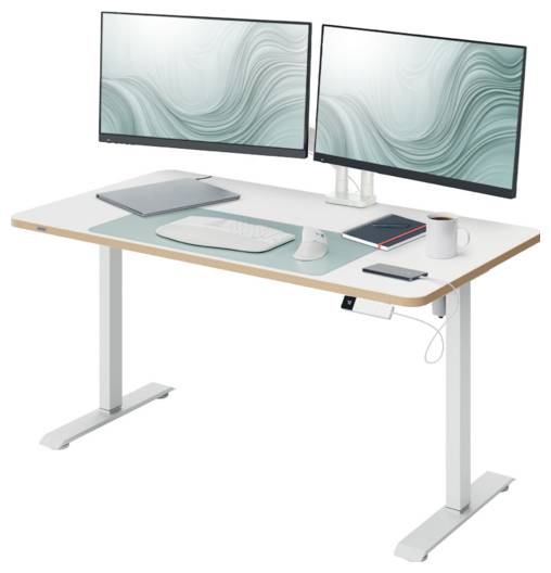 Configuration de bureau debout moderne avec deux moniteurs, clavier, souris, ordinateur portable, bloc-notes, téléphone et tasse à café sur un bureau blanc.