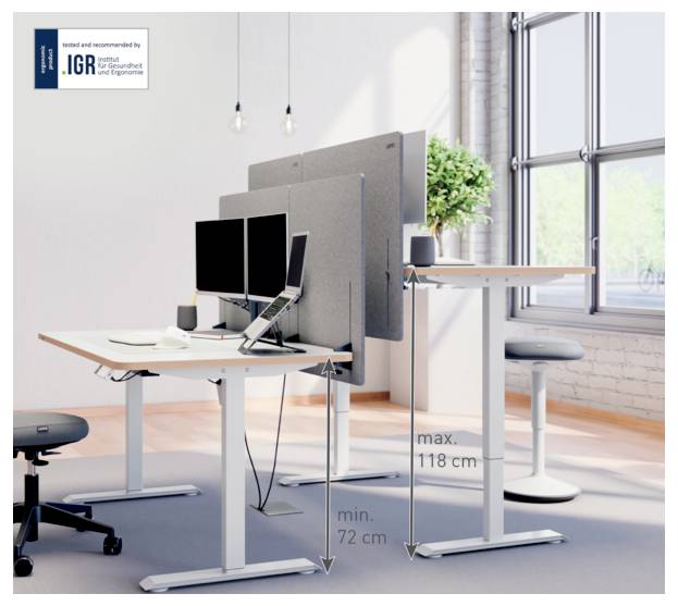 Configuration de bureau debout minimaliste avec moniteur, clavier et souris sur un plateau de table blanc avec un tapis de bureau bleu-vert.