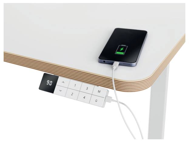 Un téléphone intelligent qui se recharge à partir d'une barre d'alimentation sur un bureau, avec l'icône de batterie montrant qu'il est en cours de recharge.