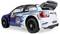 Volkswagen Polo de rallye blanc avec des bandes de course bleues, livrée Wales 1, aileron arrière surdimensionné, présenté en vue latérale arrière sur fond blanc.