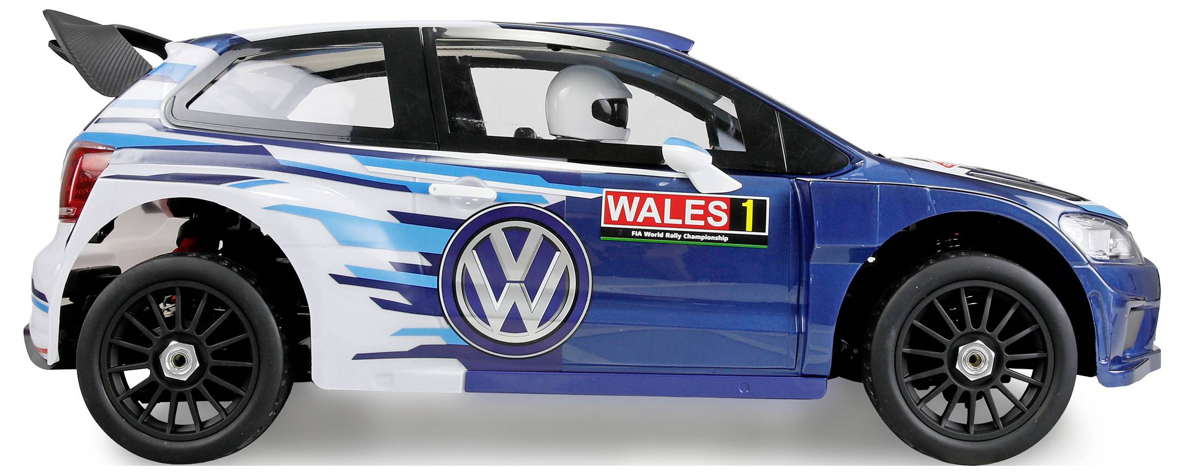 Voiture de rallye Volkswagen blanche et bleue avec des autocollants de course, prise d'air sur le toit, aileron arrière, et un casque de pilote visible à travers la fenêtre.
