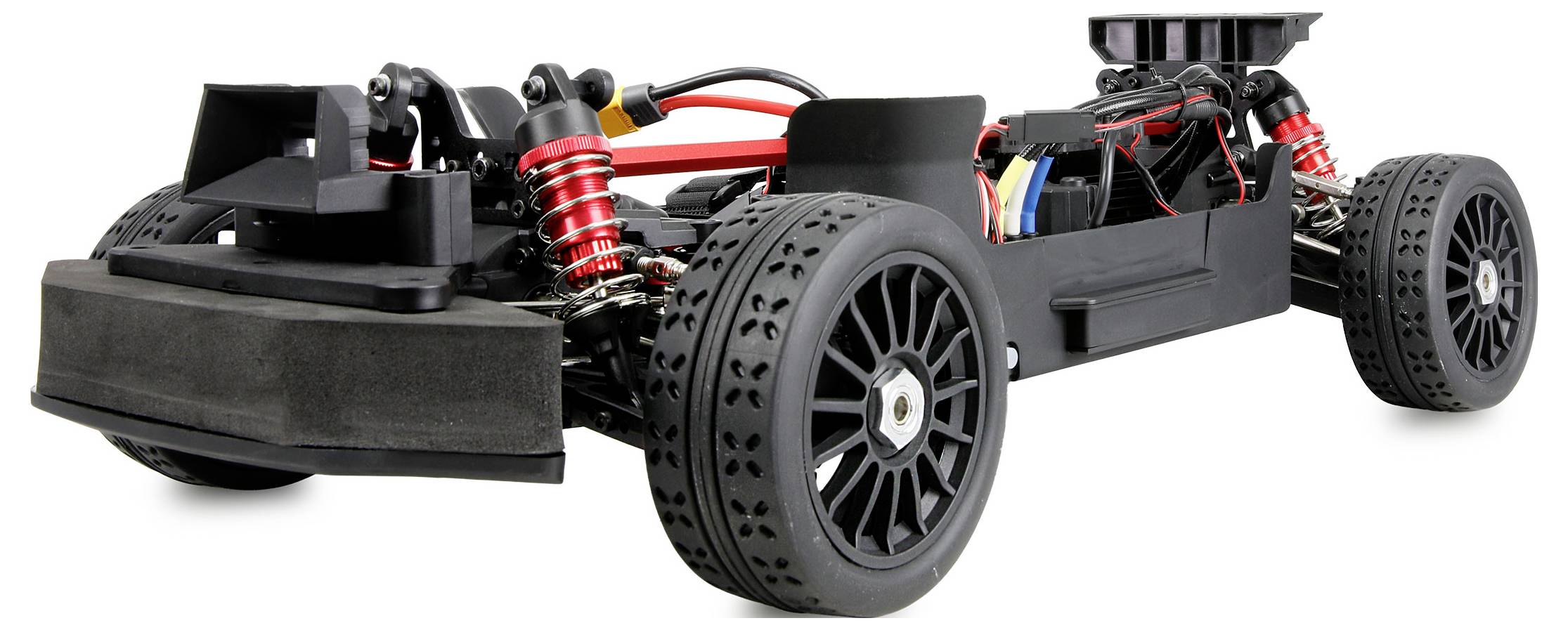 Châssis de voiture RC noire avec suspension exposée, roues, compartiment à batterie et câblage sur fond blanc.
