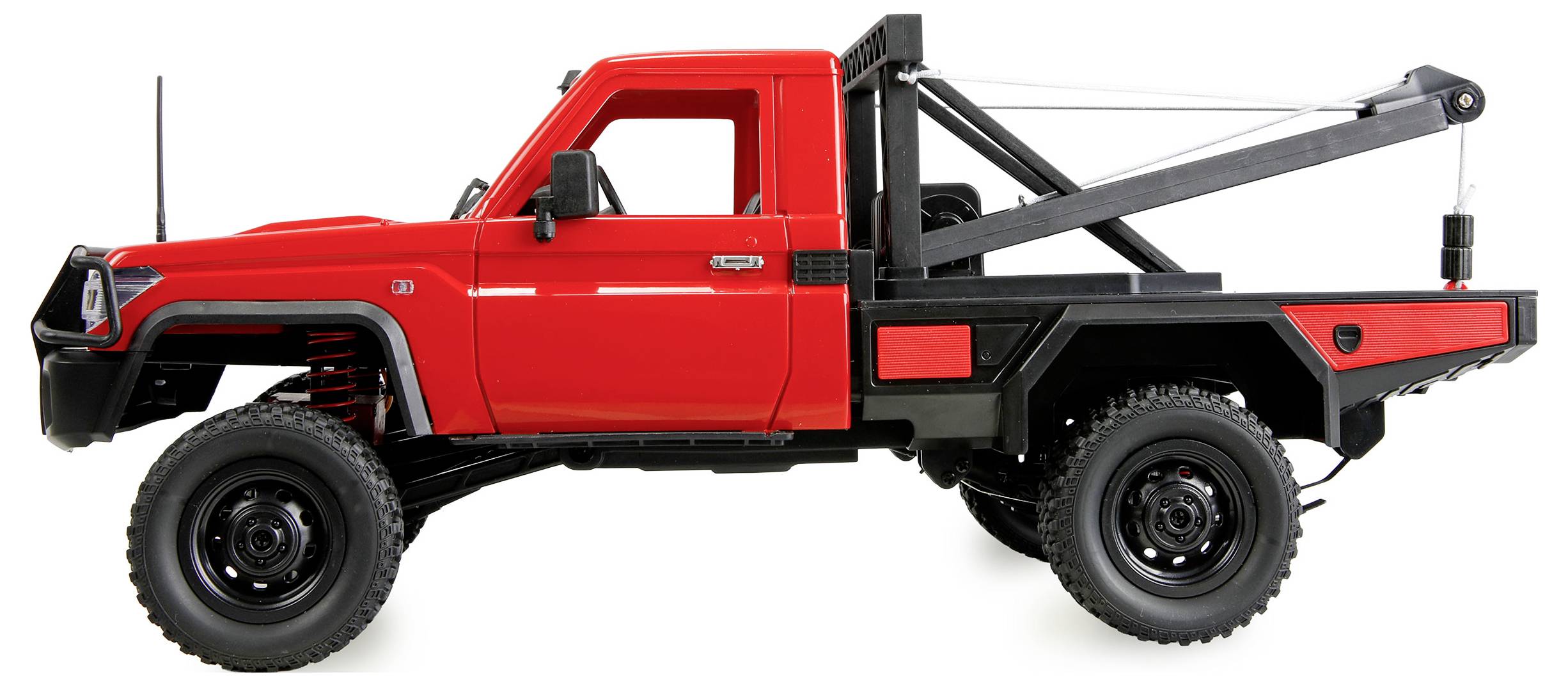 Camion de dépannage rouge en vue latérale sur fond blanc, avec une grue arrière extensible et un plateau à ridelles pour le remorquage de véhicules.
