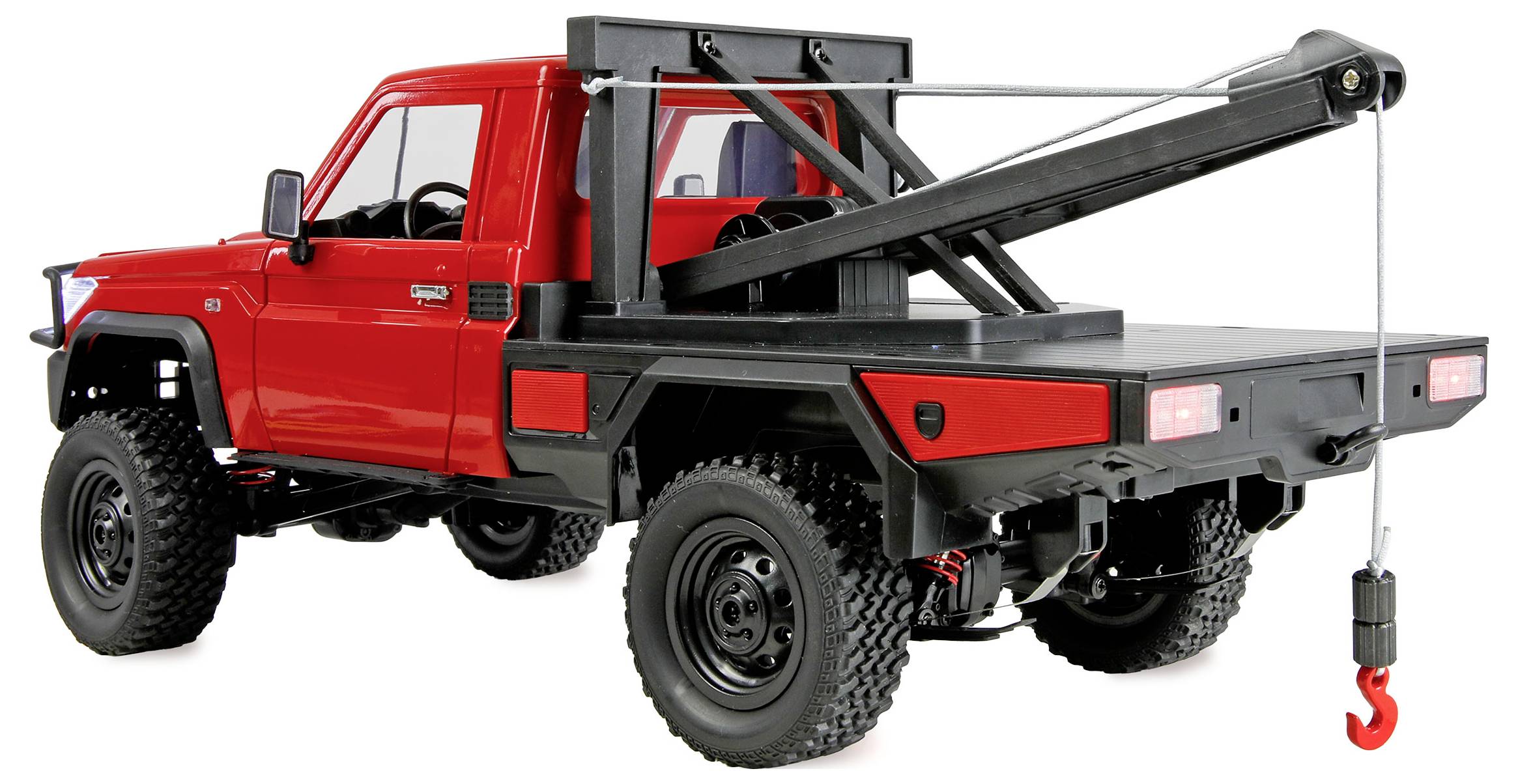 Camion de transport tout-terrain rouge avec une grue montée à l'arrière et un crochet rouge suspendu, présenté en vue de profil sur un fond blanc.