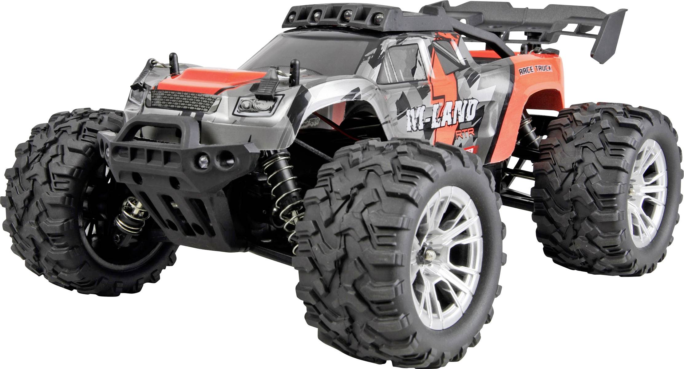 Camion de course tout-terrain télécommandé avec des pneus surdimensionnés, carrosserie noire et orange, et aileron arrière sur fond blanc.