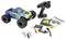 Voiture jouet tout-terrain télécommandée avec télécommande, batterie, chargeur, outils et livret d'instructions présentés sur fond blanc.
