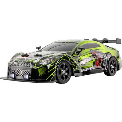 Voiture de course télécommandée noire et verte avec des graphismes éclatants, aileron arrière et petit spoiler avant bas sur un fond blanc.