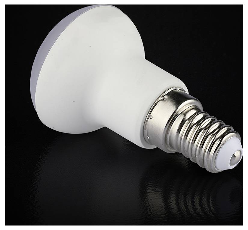 Ampoule LED blanche avec culot à vis standard sur fond noir, présentée en gros plan.