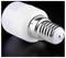 Gros plan d'une ampoule LED blanche avec une base de vis métallique sur un fond sombre.