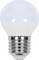 Ampoule LED blanche avec un globe en verre dépoli et une base de vis argentée sur un fond uni.