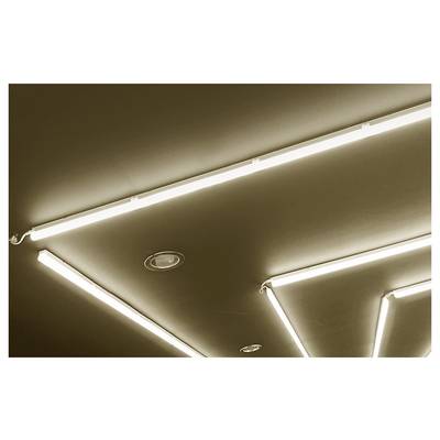 Plafond avec des lampes fluorescentes linéaires brillantes disposées selon des motifs diagonaux et rectangulaires.