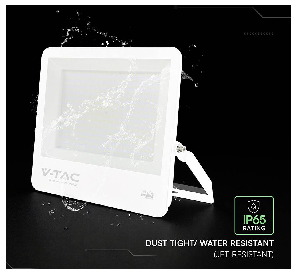 Projecteur LED V-TAC blanc sur un fond noir, montré avec de l'eau éclaboussée dessus ; le texte met en évidence la classification IP65 et l'étanchéité à la poussière, la résistance aux jets d'eau.