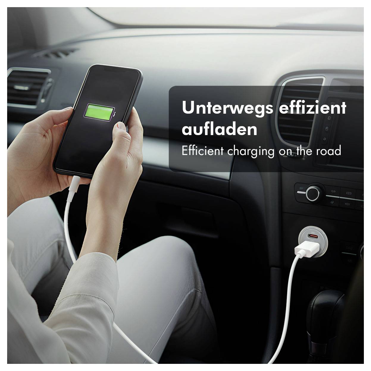 Personne chargeant un smartphone dans une voiture, avec le texte « Unterwegs effizient aufladen » et « Recharger efficacement en déplacement ».