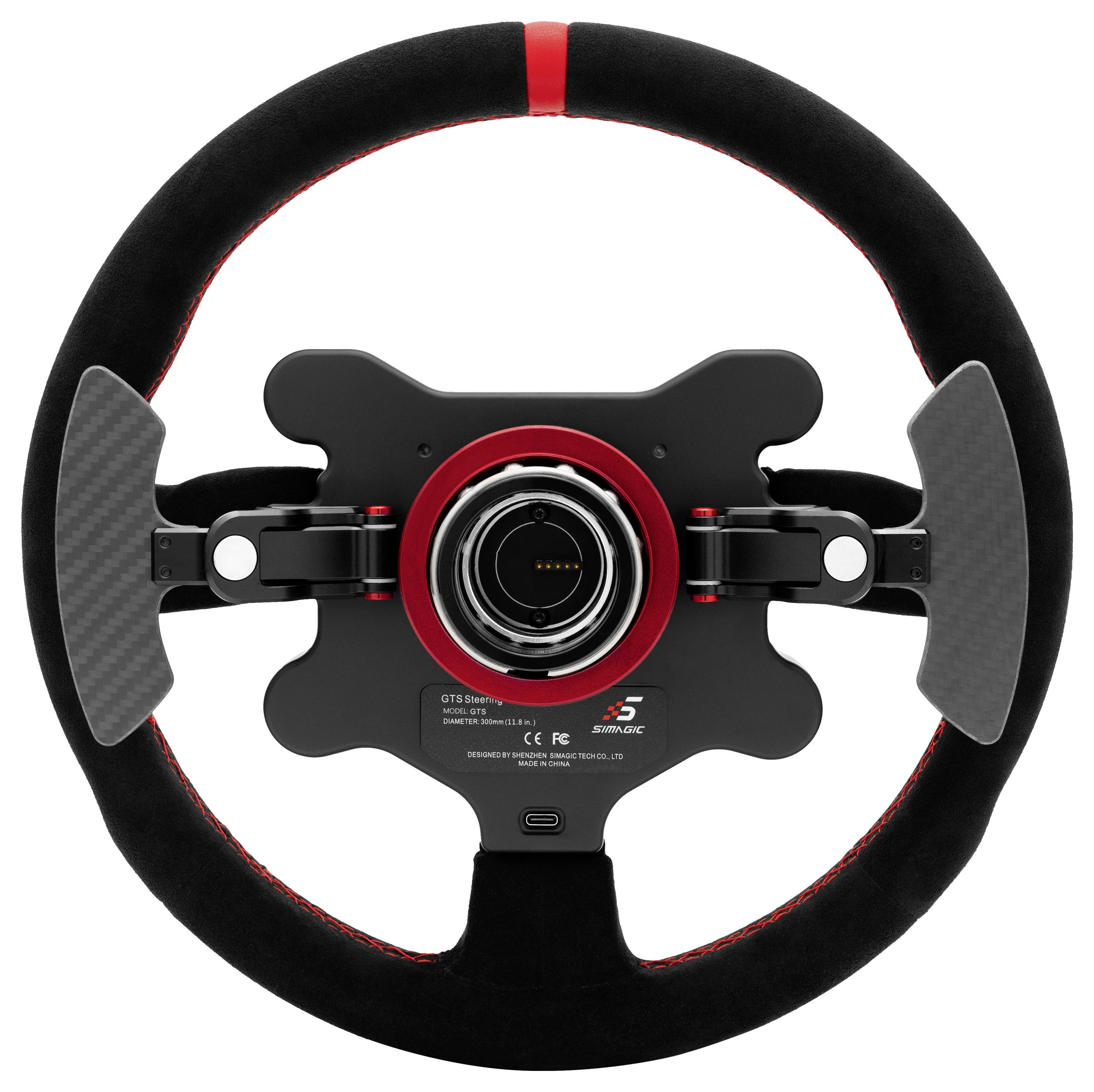 Vue de face d'un volant de course noir avec des accents rouges et des palettes de changement de vitesse, centré sur un moyeu ressemblant à un objectif de caméra.