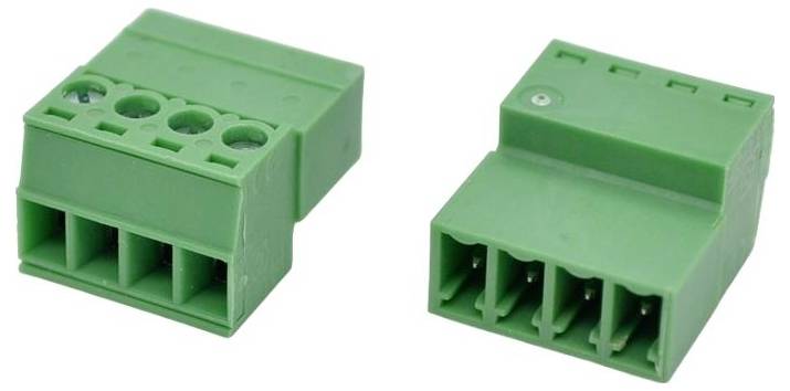 Deux fiches de connecteur électrique rectangulaires vertes présentées côte à côte, chacune avec plusieurs ouvertures de prise et bornes à vis.
